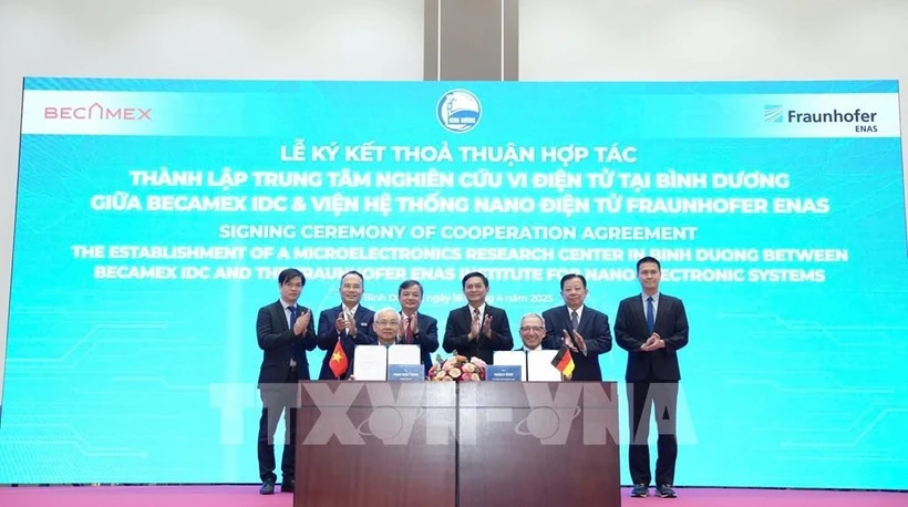 Representatives of Becamex IDC Corp and Fraunhofer ENAS at the signing ceremony (Photo: VNA)
