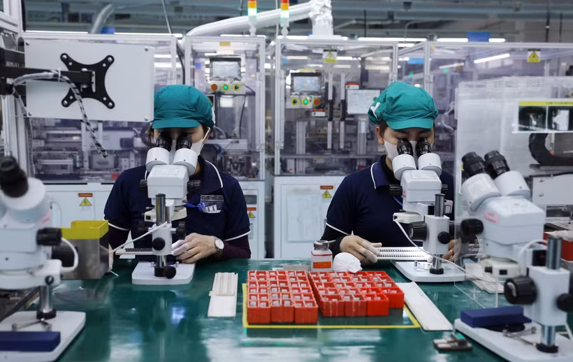 Manufacturing electronic components at Sumida Co., Ltd. (Japan) in Tinh Phong Industrial Park, Quang Ngai province (Photo: VNA)