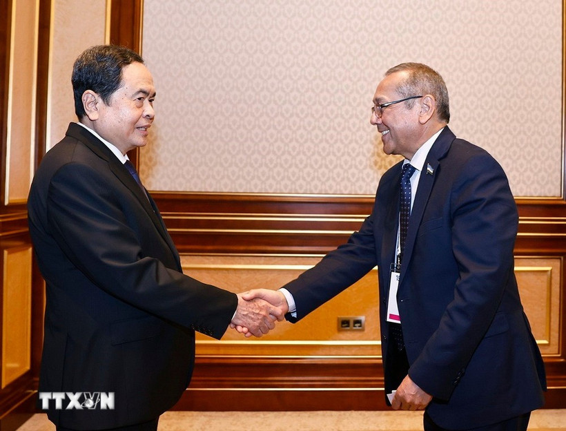 Vietnamese NA Chairman Tran Thanh Man (L) and Ulugbek Inoyatov, Chairman of the Central Council of the People’s Democratic Party of Uzbekistan (PDPU). (Photo: VNA)