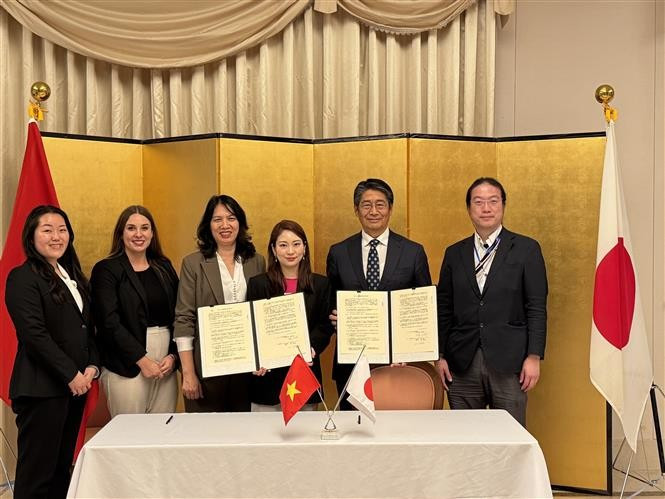 The Japanese Embassy in Vietnam and Plan International Japan, a non-governmental organisation, on March 25 signs a non-refundable aid agreement to launch a project on advancing gender-equal education for children in northern mountainous areas. (Photo: VNA)