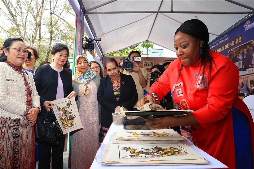 Female ambassadors and heads of international organisations in Vietnam learn about Dong Ho painting art at Dong Ky village, Tu Son city, Bac Ninh province. (Photo: VNA)