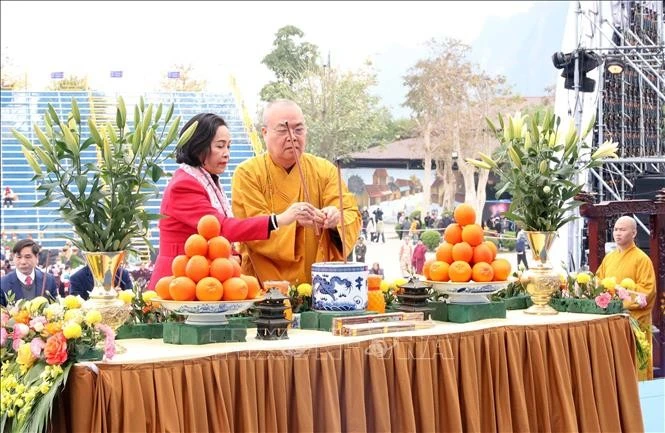 NA Vice Chairwoman Nguyen Thi Thanh (L) offers incense at the opening ceremony of the Tam Chuc Pagoda Festival in Ha Nam province on February 9, 2025. (Photo: VNA)