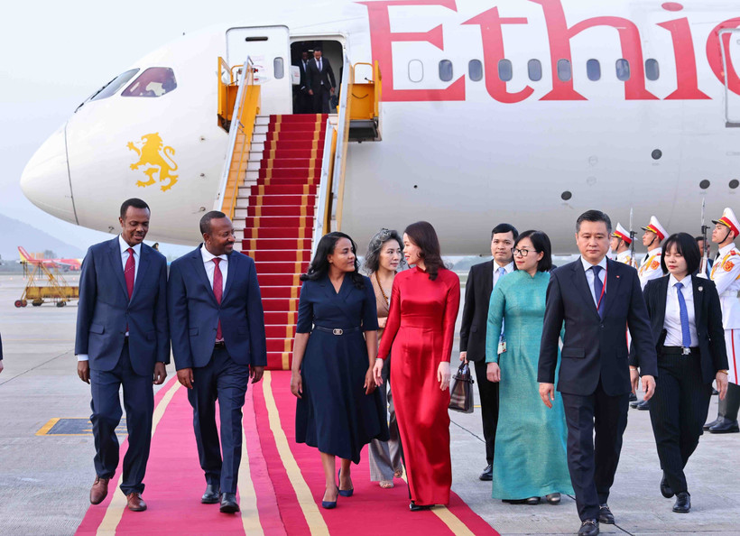 Ethiopian Prime Minister Abiy Ahmed Ali and his spouse Zinash Tayachew arrive in Hanoi on April 14 afternoon, beginning their four-day official visit to Vietnam. (Photo: VNA)