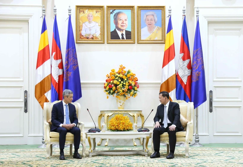 Cambodian Prime Minister Samdech Thipadei Hun Manet (R) receives Vietnamese Ambassador to Cambodia Nguyen Minh Vu. (Photo: VNA)