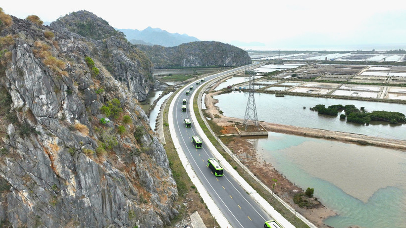 Free e-vehicles service provided for tourists on Cat Ba island. (Photo: VNA)
