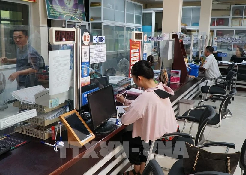 People at the People's Committee of Hai Chau 1 Ward, Hai Chau district, Da Nang city. (Photo: VNA)