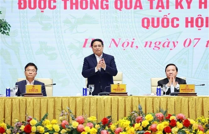 Prime Minister Pham Minh Chinh (C) chairs a conference on March 7 on the implementation of laws and resolutions adopted at the 9th extraordinary session of the 15th National Assembly. (Photo: VNA)