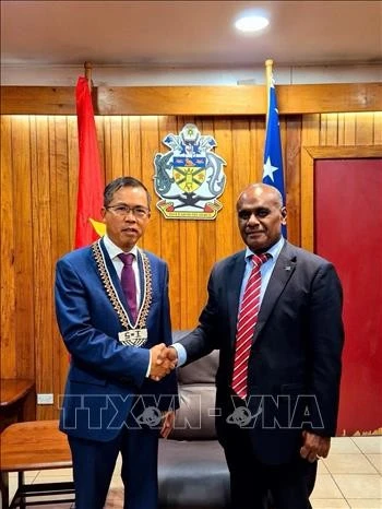 Vietnamese Ambassador to Australia and the Solomon Islands Pham Hung Tam (L) shakes hands with Prime Minister of the Solomon Islands Jeremiah Manele. (Photo: VNA)