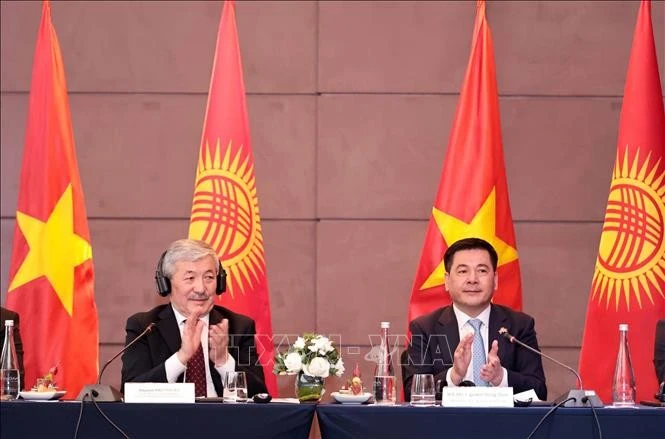 Vietnamese Minister of Industry and Trade Nguyen Hong Dien (R) and Kyrgyzstan Prime Minister Adylbek Kasymaliev co-chair the meeting with the Vietnamese business community. (Photo: VNA)