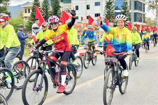 Over 300 cyclists from both Vietnam and China join the friendship ride on March 31. (Photo: VNA)