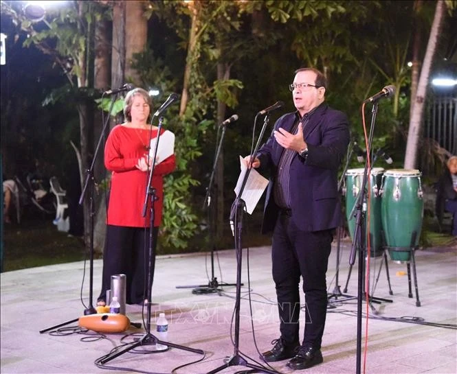 Cuban hero Fernando Gonzalez Llort, President of the Cuban Institute of Friendship with the Peoples (ICAP), speaks at the campfire night on January 24. (Photo: VNA)