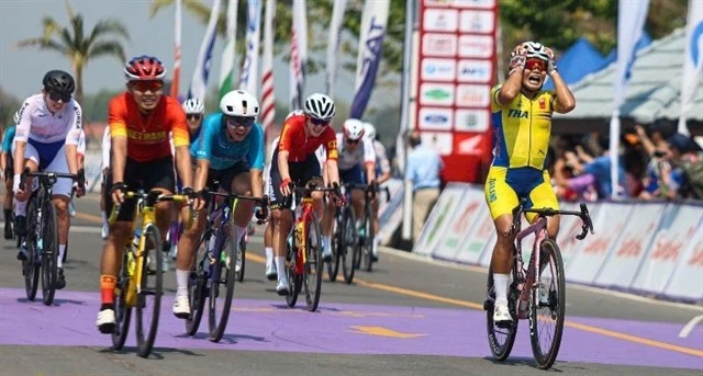 Jutatip Maneephan of Thailand (right) wins the Asian Road Cycling Championships' women's elite road race while Vietnamese Nguyen Thi That finishes second for a silver. (Photo of TCA)