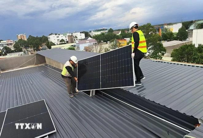 Installing rooftop solar power systems. (Photo: VNA) 