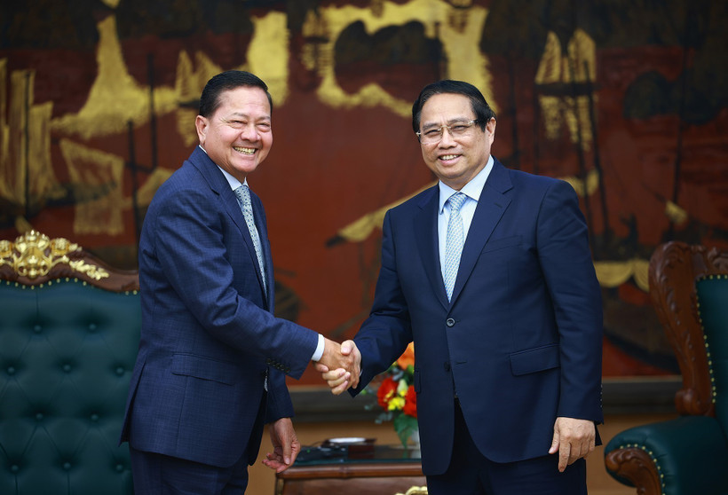 Prime Minister Pham Minh Chinh (R) and Cambodian Deputy Prime Minister Neth Savoeun at their meeting in Hanoi on April 16. (Photo: VNA)