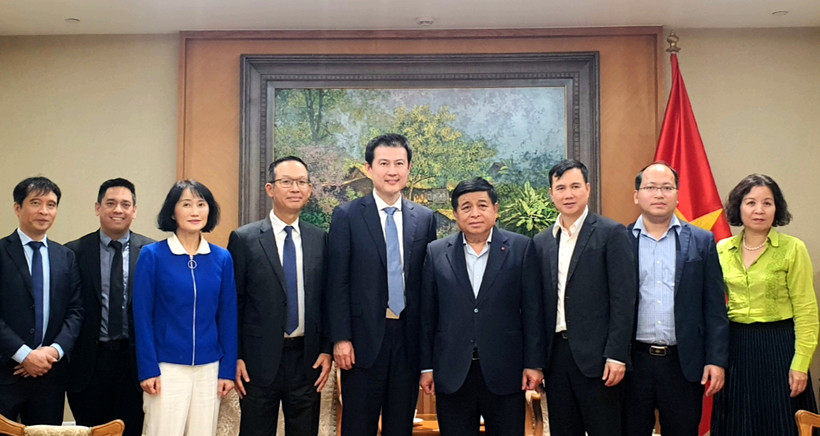 Deputy Prime Minister Nguyen Chi Dung (fourth from right) and delegates pose for a group photo at the meeting. (Photo: VNA)