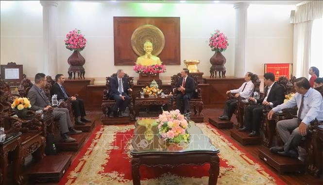 Officials of the Mekong Delta city of Can Tho have a meeting with a delegation led by Israeli Ambassador to Vietnam Yaron Mayer on March 25. (Photo: VNA)