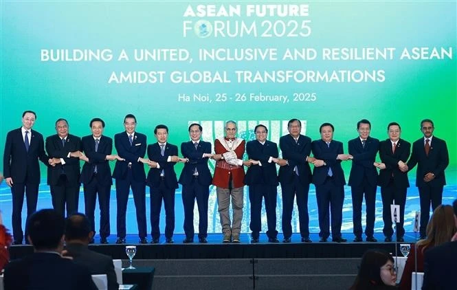 Prime Minister Pham Minh Chinh (sixth, right) and heads of delegations attend the ASEAN Future Forum 2025 pose for a group photo. (Photo: VNA)