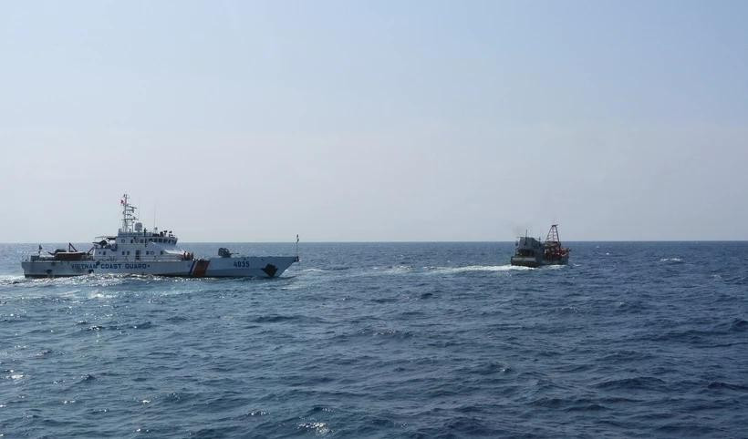 A ship of the Coast Guard Region 4 High Command patrols on the southwestern sea area. (Photo: VNA)
