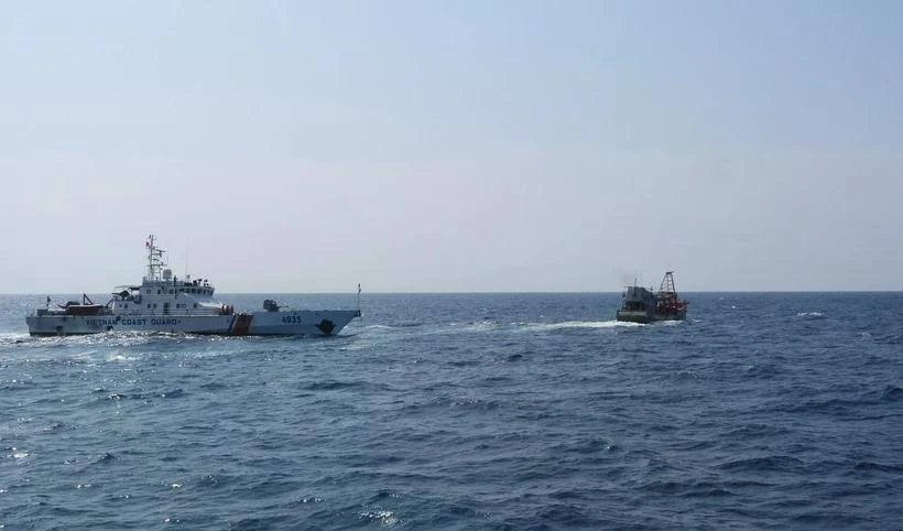 A ship of the Coast Guard Region 4 High Command patrols on the southwestern sea area. (Photo: VNA)