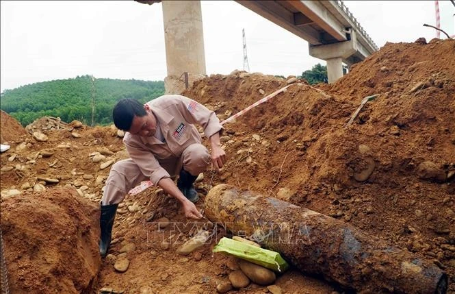 The mobile bomb disposal team of the Mines Advisory Group (MAG) in Vietnam safely moves a bomb weighing 118kg to a secure storage area in the central province of Quang Binh. (IPhoto: VNA)