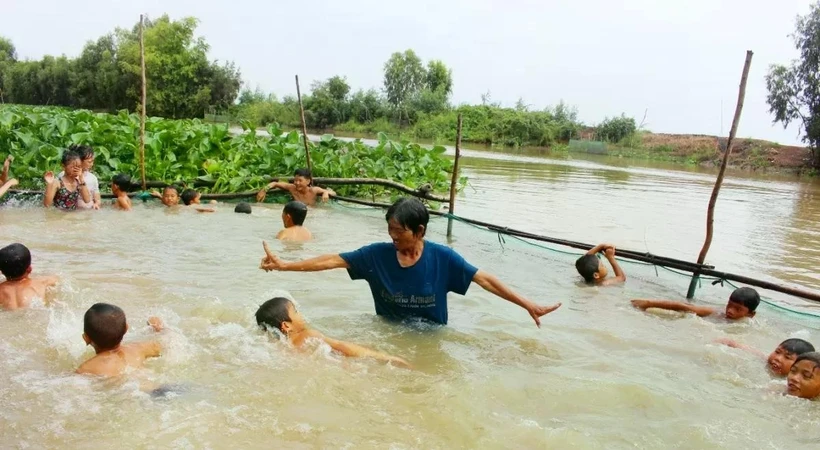 Tran Thi Kim Thia (also known as Sau Thia) wholeheartedly takes on the responsibility without accepting any payment. (Photo: congthuong.vn)