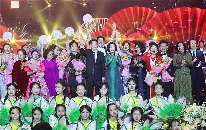 State President Luong Cuong and his spouse attend the “Xuan Que huong” (Homeland Spring) programme 2025 on January 19 in Hanoi. (Photo: VNA)