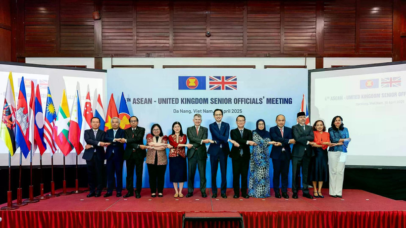 Delegates pose for a group photo at the 4th ASEAN-UK Senior Officials’ Meeting (AUKSOM). (Photo: VNA)