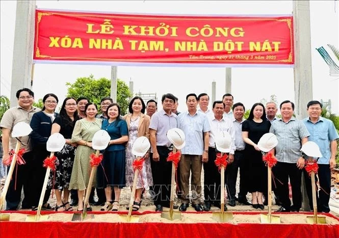 Participants in the ceremony in Dam Doi district of Ca Mau province on March 21 (Photo: VNA)