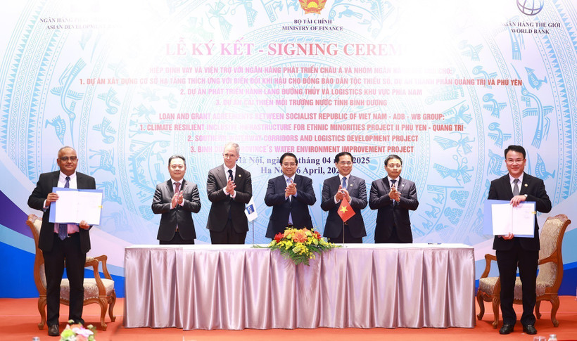 Prime Minister Pham Minh Chinh (centre) witnesses the signing of agreements. (Photo: VNA)