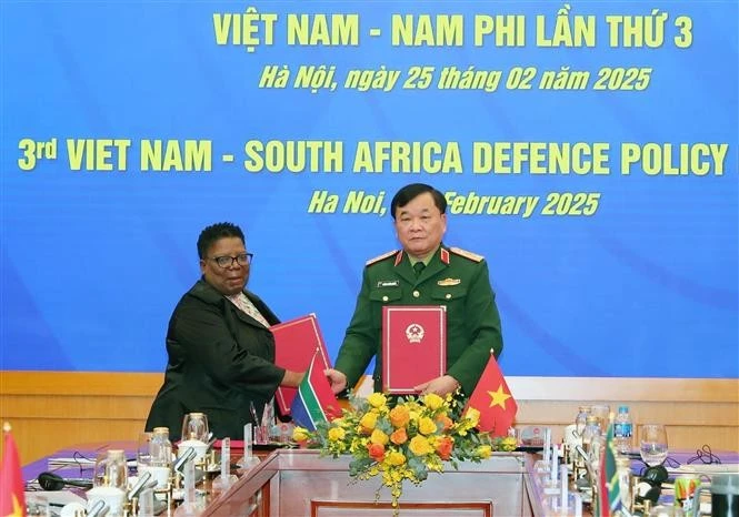 Deputy Minister of National Defence Senior Lieutenant General Hoang Xuan Chien (R) shakes hands with Acting Secretary for Defence of South Africa Thobekile Gamede. (Photo: VNA)