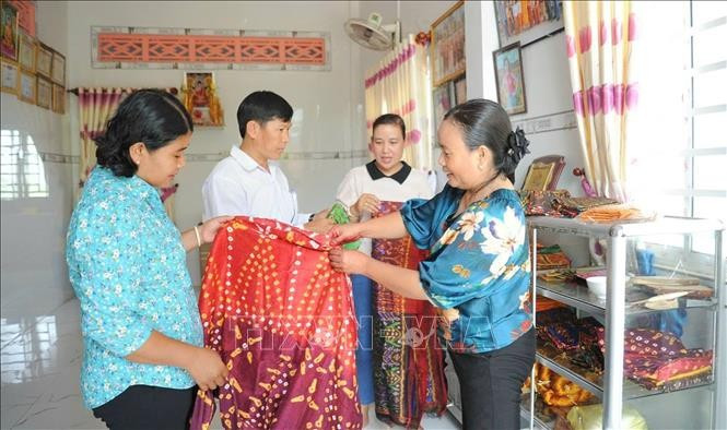 Brocade products of Khmer people in Van Giao commune of Tinh Bien town, An Giang province, are introduced to visitors. (Photo: VNA)
