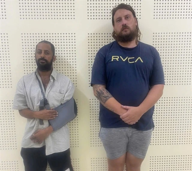 Lykert Bevan Dean (left) and Rohde Reinart under custody. (Photo cand.com.vn)