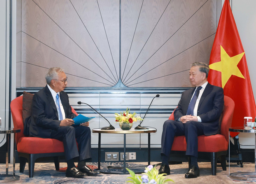 Party General Secretary To Lam (R) receives Managing Director of Ciputra Group Budiarsa Sastrawinata in Jakarta on March 9. (Photo: VNA)