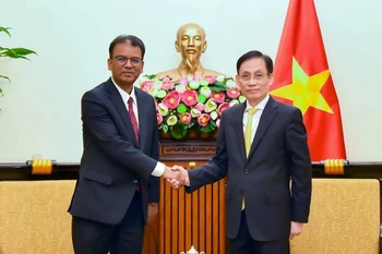 Minister of Foreign Affairs Le Hoai Trung receives Non-Resident Ambassador of Nepal to Vietnam Dhan Bahadur Oli in Hanoi on December 13, 2025. Photo courtesy of the Ministry of Foreign Affairs. 