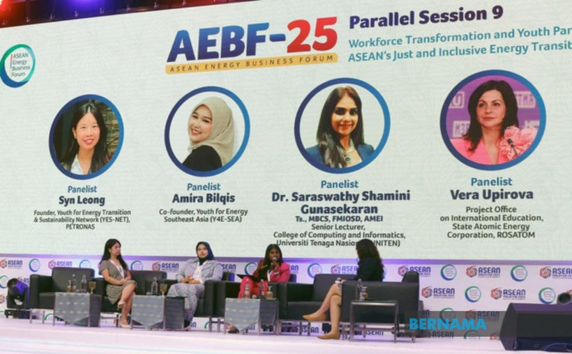 Parallel Session Nine, Workforce Transformation and Youth Participation in ASEAN's Just and Inclusive Energy Transition takes place in conjunction with the 25th ASEAN Energy Business Forum (AEBF-25) at the Kuala Lumpur Convention Centre (KLCC) today. The forum's panel members (from left) are Founder of Youth for Energy Transition and Sustainability Network (YES-NET), Petronas, Syn Leong; Co-Founder of Youth for Energy Southeast Asia (Y4E-SEA), Amira Bilqis; Senior Lecturer at the College of Computing and Informatics, Universiti Tenaga Nasional (UNITEN), Dr G. Saraswathy Shamini; and Indira Pradnyaswari as the moderator. (Photo: asean.bernama.com) 