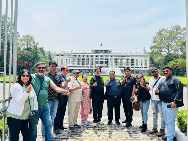Indian tourists pose for in front of Independence Palace, HCM City (Photo: VNA)