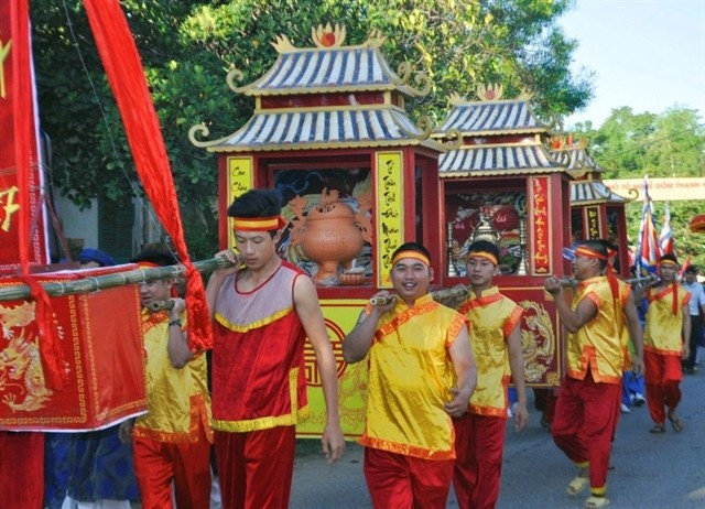 Thanh Ha villagers carry ceremonial palanquins during a traditional procession at the Ancestors Commemoration Festival. (Photo hoianheritage.net) 