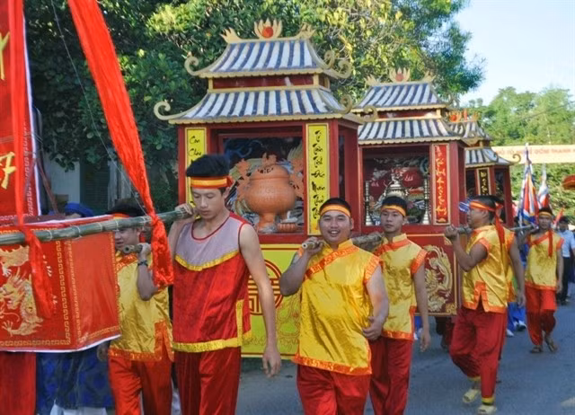 Thanh Ha villagers carry ceremonial palanquins during a traditional procession at the Ancestors Commemoration Festival. (Photo hoianheritage.net) 