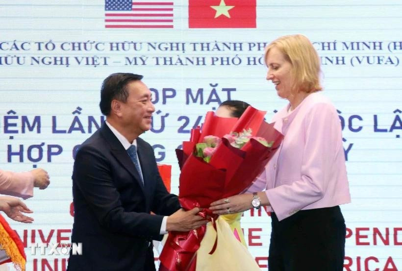 Standing Vice Chairman of the HCM City People’s Council and Chairman of the Vietnam – US Friendship Association of HCM City Pham Thanh Kien (L) presents flowers to US Consul General in HCM City Susan Burns at the ceremony. (Photo: VNA)
