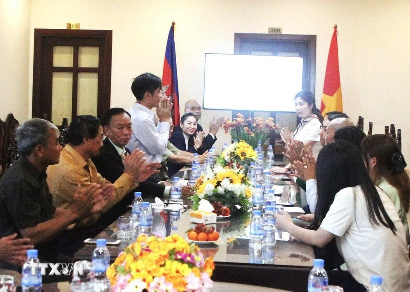 At the meeting between the Khmer-Vietnamese Entrepreneurs Association and a delegation from the An Giang Investment, Trade and Tourism Promotion Center in Phnom Penh, Cambodia (Photo: VNA)