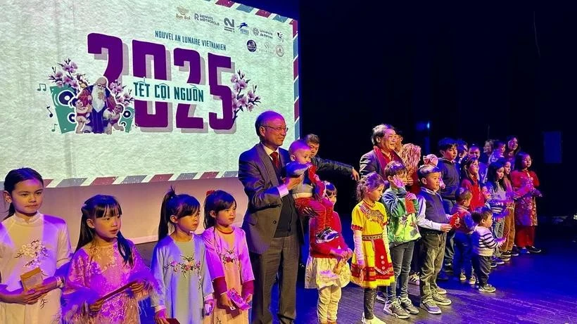 Ambassador Dinh Toan Thang (fifth from left), children and students of Vietnam pose for a group photo at the programme. (Photo: VNA)