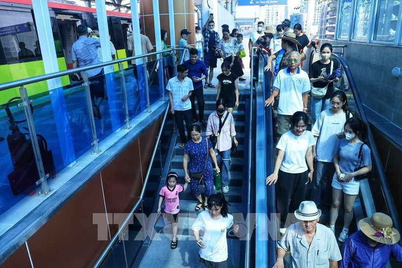 Passengers at a station of the Nhon - Hanoi Station metro line (Photo: VNA)