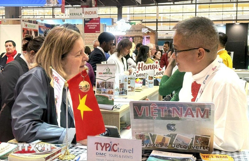 Visitors explore tourist destinations in Hanoi and other localities of Vietnam. (Photo: VNA)