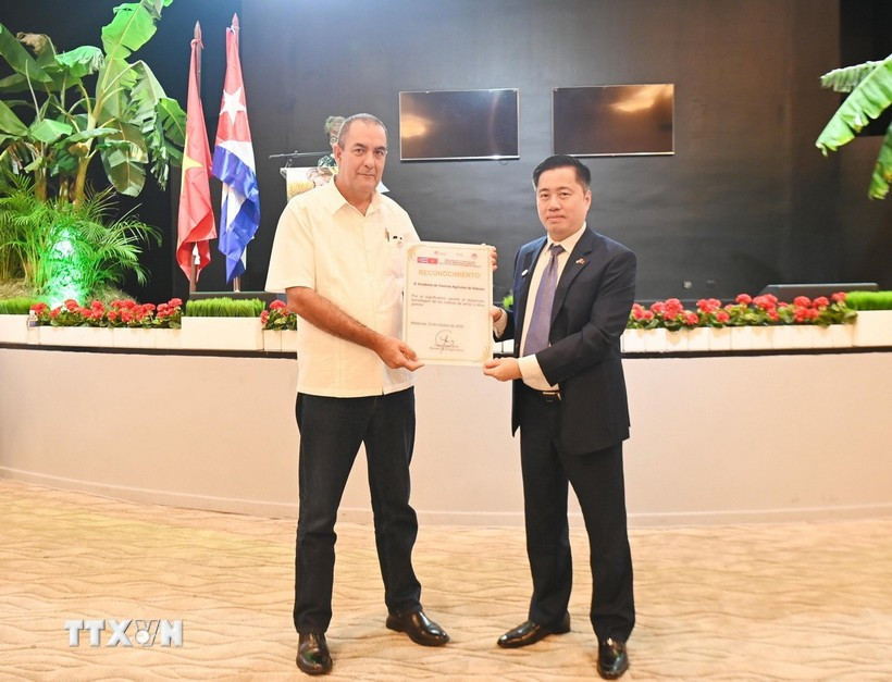 Cuba’s Minister of Agriculture Ydael Perez Brito (L) presents certificates of merit to a group of Vietnamese experts and engineers, along with the Vietnam Academy of Agricultural Sciences, in recognition of their significant contributions to Vietnam–Cuba rice production cooperation. (Photo: VNA) 
