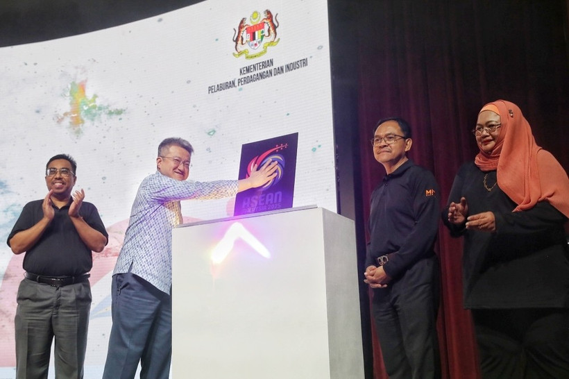 Malaysian Deputy Investment, Trade and Industry Minister Liew Chin Tong (second left) takes part in an opening gimmick for Asean Miti Day at the ministry in Kuala Lumpur (Photo: malaymail.com) 