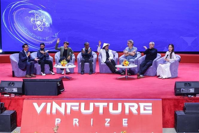The winners of the "Innovators With Outstanding Achievements In Emerging Fields" and "Innovators from Developing Countries" prizes engage with participants at the event.( Photo: VNA)