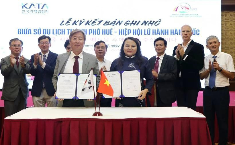 Hue city Department of Tourism signs a memorandum of understanding with the Korea Association of Travel Agents. (Photo: VNA) 