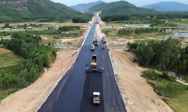 Contractors paving asphalt along the 61.7km Quy Nhơn–Chí Thạnh Expressway, crossing Gia Lai and Đắk Lắk provinces.(Photo: VNA) 