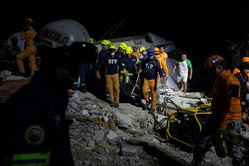 Rescuers carry the body bag of a victim recovered from a damaged pension house in the aftermath of a magnitude 6.9 quake in Bogo, Cebu, Philippines, October 1, 2025. (Photo: Reuters)