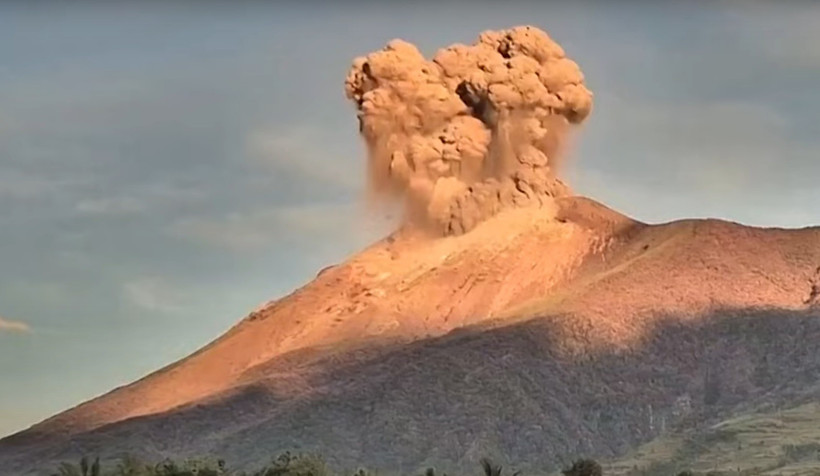 Kanlaon Volcano erupts on early May 13, spewing ash plume into the sky. (Photo: Guardian News) 